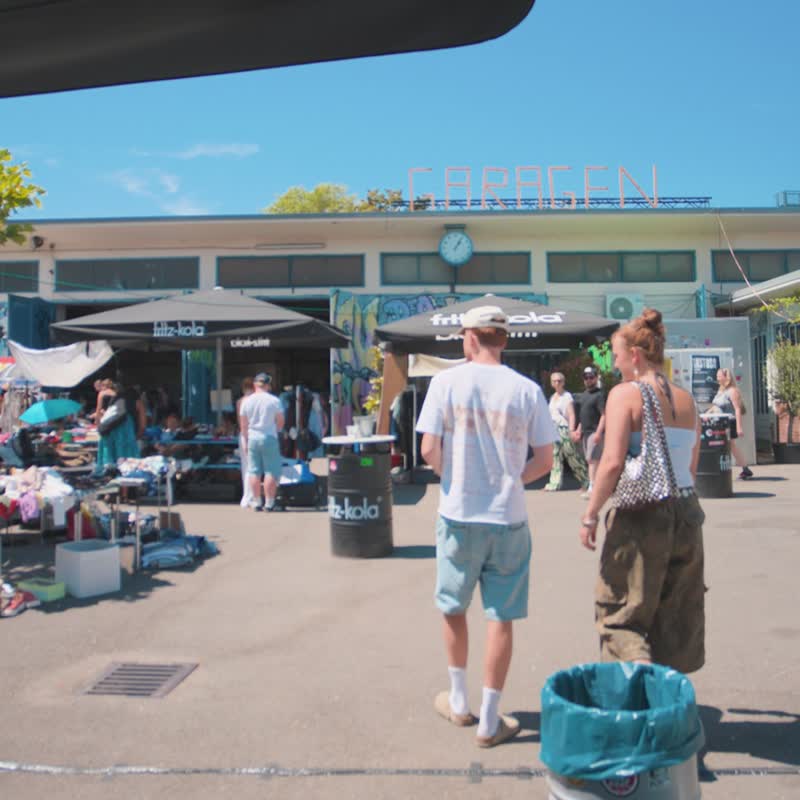 Besucher auf dem Gelände des Kramkultur Flohmarkts